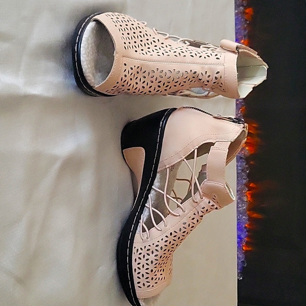 Size 7.5 M JBU pink sandals with memory foam.
